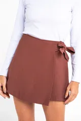 Short pollera marrón con lazo en la cintura, de corte mini y tiro alto.