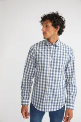 Camisa de manga larga con cuello clásico y cierre frontal abotonado. Presenta un estampado de cuadros en tonos azul marino y rojo. Confeccionada en algodón, cuenta con un corte slim fit y logo bordado en el pecho.