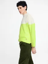 Sweater tejido en jersey con diseño a bloques de color blanco y azul.