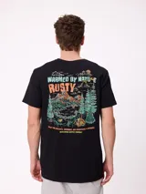 Remera negra de manga corta con gran estampado en la espalda de un paisaje natural montañoso, árboles, carpa y tipografía multicolor.