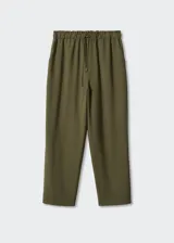 Pantalón fluido de corte recto y estilo jogger, confeccionado en tejido ligero. Presenta cintura elástica con cordón ajustable y dos bolsillos laterales.