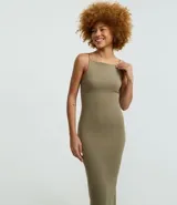 Vestido midi de corte ajustado, confeccionado en tejido de algodón con elastano. Presenta escote recto, breteles finos y una abertura en la parte trasera del ruedo.