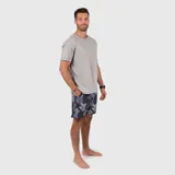 Short de baño con estampado floral en tonos grises y azules, con bolsillos laterales y elástico en la cintura.