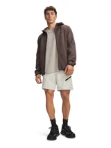 Short Under Armour modelo Unstoppable Wvn color gris claro, con bolsillos laterales con cierre y diseño deportivo.