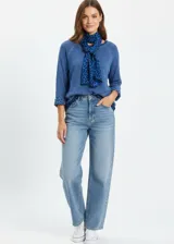 Sweater de punto azul con mangas largas y puños con estampado de leopardo, incluye bufanda a juego con el mismo estampado.