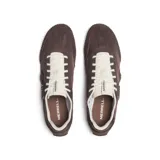 Championes Merrell modelo Relay, de perfil bajo en color marrón café. Presenta un diseño retro con exterior combinado de ante y malla transpirable, destacando un aplique lateral texturizado en forma de M. Incluye cierre de cordones, plantilla de espuma EVA extraíble y suela de caucho.