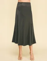 Falda midi de satén color negro, con corte al bies y cierre invisible en el lateral.