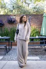 Pantalón tejido de corte oxford y tiro alto, con diseño de rombos en relieve. Cuenta con cintura elástica con cordón ajustable.