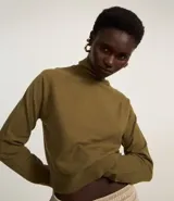 Blusa básica de punto marca Blue Steel, con cuello alto y manga larga. Confeccionada en tejido de punto recto con textura suave y cómoda.