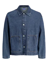 Camisa de manga larga, cuello clásico y fit holgado, confeccionada en tejido de sarga de denim con lavado rinse. Presenta un estampado sutil en la espalda.