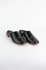 Zueco de cuero con textura tipo croco en color negro, con punta almendrada y taco bajo de madera.