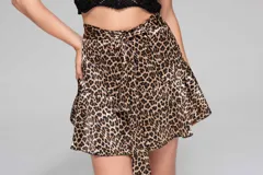 Falda corta con estampado animal print, con lazo ajustable en la cintura y ruedo con leve vuelo.