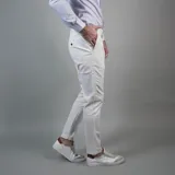 Pantalón de gabardina color azul marino, de corte ajustado y tiro medio, con cierre y botón frontal.