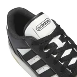 Championes Adidas Brek Star de cuero sintético negro con detalles en blanco y las tres rayas laterales en gamuza blanca.