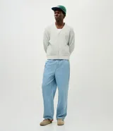 Pantalón de jean azul claro con calce baggy relaxed, cintura elástica con cordón de ajuste y bolsillos laterales.