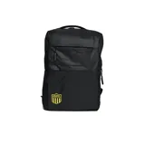 Mochila negra de poliéster con el escudo de Peñarol bordado en amarillo en la parte inferior frontal. Cuenta con un bolsillo frontal con cierre y un compartimento principal con cierre.