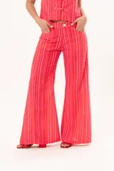 Pantalón de tiro medio y pierna amplia, con diseño a rayas en tonos rojos y rosados, bolsillos y pasacintos.