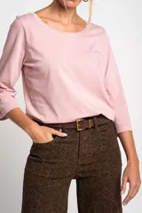 Remera color amarillo mostaza de algodón peinado, con escote redondo y mangas 3/4. Corte ajustado al cuerpo.