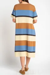Vestido midi de punto con diseño de rayas horizontales en tonos marrón, azul y beige. Presenta cuello redondo, mangas cortas y un corte recto con aberturas laterales en el ruedo.