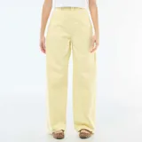 Pantalón de corte globo en color amarillo pastel, con tiro alto, cierre frontal con botón y bolsillos laterales.