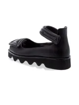 Sandalia negra de cuero con plataforma irregular y ajuste con velcro en la parte superior y el tobillo.