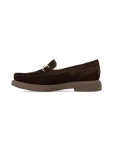 Mocasín de nobuck color marrón chocolate, con hebilla metálica dorada en el empeine, costuras visibles en el contorno y suela de PVC con plataforma leve.