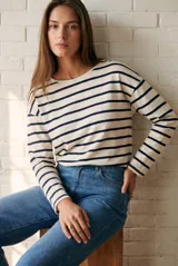 Remeron de manga larga con diseño a rayas horizontales en azul marino sobre fondo beige. Presenta un corte oversize con caída fluida y cuello redondo.