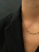 Collar de cadena estilo Milano fabricado en gold filled 24k, con eslabones de diseño estructurado y acabado brillante.