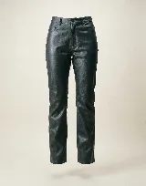 Pantalón de cuero vacuno con forrería interna de satén, corte recto y detalle de presillas fruncidas en la cintura.