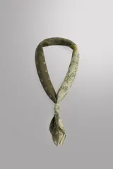 Bandana cuadrada confeccionada en tejido ligero de mezcla de ramio y algodón, con diseño de patchwork que combina paneles con estampados florales y paisley en tonos amarillo, mostaza y verde militar.