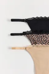 Pack de tres bombachas tipo colaless con terminaciones invisibles y detalle de puntilla en la cintura. Incluye una unidad negra, una con estampado animal print y una color nude.