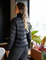 Campera puffer reversible negra, marca Michael Kors, con cierre frontal y bolsillos laterales. Incluye bolsa autoportante.