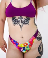 Conjunto de bikini color violeta con tiras finas y estampado multicolor.