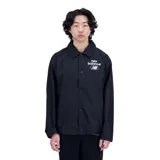 Campera azul marino de tejido de poliéster ligero, con cuello camisero, cierre frontal con botones a presión y puños con botón. Presenta el logo de New Balance estampado en blanco en el pecho.