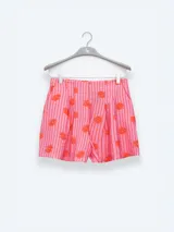 Shorts de viscosa con estampado de flores y rayas verticales, cintura elastizada, pliegues al frente y bolsillos laterales.