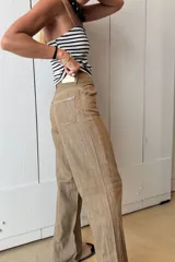 Pantalón jean marrón de lino, de corte recto y tiro alto.