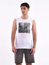 Musculosa blanca con estampado de una cancha de baloncesto y texto en negro y naranja. El texto dice 'New York Street Basketball', 'Save everyone who has attitude is not a way of thinking, is a way of living' y 'N.Y.C'.