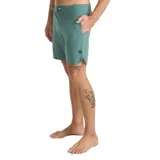 Boardshort Roark Chiller de poliéster reciclado con stretch, color verde, cintura con cordón ajustable y bolsillos.