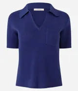 Blusa de manga corta en punto de algodón color crudo, con cuello polo, escote en V y un bolsillo aplicado en el frente.
