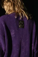 Sweater oversized de tejido de punto con escote en V y mangas largas. Presenta un diseño con efecto teñido batik en color violeta y etiqueta tejida de la marca en la espalda.