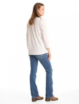 Blusa de tejido crepé color blanco, con mangas tres cuartos y silueta evasé. Presenta un panel frontal con encaje calado y bordados geométricos en tonos verdes y azules alrededor del escote en V.