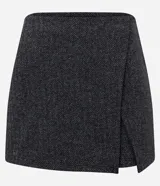 Short pollera corto con textura espina de pez y abertura delantera.