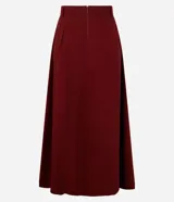 Pollera evasé midi color borgoña, confeccionada en tricolina de algodón sostenible, con tiro alto, pliegues delanteros y cierre trasero por cremallera.