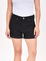 Short de jean negro con bolsillos delanteros y traseros, y dobladillo en la botamanga.