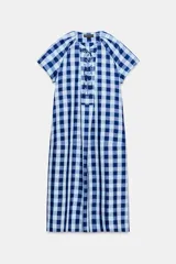 Vestido midi de Zara Woman Collection confeccionado en mezcla de viscosa, con estampado de cuadros en tonos azul y celeste. Presenta cuello redondo, manga corta, bolsillos ocultos en las costuras y cierre frontal con cordones entrelazados.