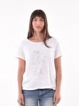 Remera blanca de corte clásico con estampado del signo zodiacal Cáncer en color gris.