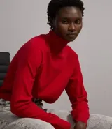 Blusa básica de punto marca Blue Steel, con cuello alto y manga larga. Confeccionada en tejido de punto recto con textura suave y cómoda.