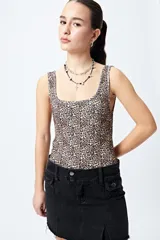 Body negro de tejido de punto con textura acanalada, escote cuadrado y breteles anchos.