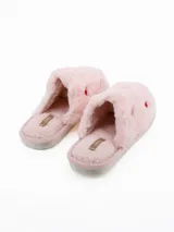 Pantuflas de peluche color rosado, con diseño abierto y suela plana.