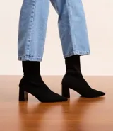 Botas de caña media de tejido de punto acanalado negro, con puntera fina y tacón geométrico.